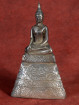Verzilverd beeldje van Boeddha in Bhumiparsa mudra