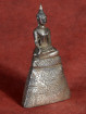 Verzilverd beeldje van Boeddha in Bhumiparsa mudra