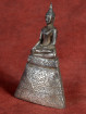 Verzilverd beeldje van Boeddha in Bhumiparsa mudra