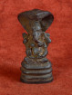 Bronzen Ganesha beschermd door mythische Naga