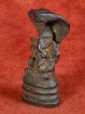 Bronzen Ganesha beschermd door mythische Naga