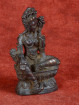 Zittende bronzen Groene Tara in koninklijke houding