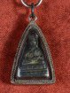 Phra Chaiwat amulet in muntzilveren houder