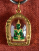 Smaragdgroene Boeddha hanger in 18k gouden omlijsting