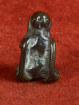 Phra Pidta amulet – oud brons, met ingetogen expressie