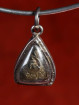 Phra Pidta amulet met yant achterzijde
