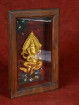 Gouden Ganesha in houten vitrine schilderijtje