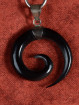 Hanger Maori Koru spiraal uit buffelhoorn met verzilverd oog