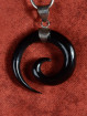 Hanger Maori Koru spiraal uit buffelhoorn met verzilverd oog