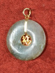 Jade hanger met verguld Fu-teken.(福)