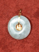 Jade hanger met verguld Fu-teken.(福)