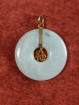 Jade hanger met verguld Fu-teken.(福)
