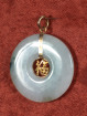 Jade hanger met verguld Fu-teken.(福)