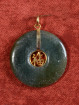 Jade hanger met verguld Fu-teken.(福)