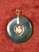 Jade hanger met verguld Fu-teken.(福)