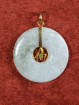 Jade hanger met verguld Fu-teken.(福)