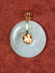 Jade hanger met verguld Fu-teken.(福)