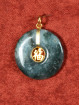 Jade hanger met verguld Fu-teken.(福)