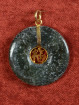 Jade hanger met verguld Fu-teken.(福)