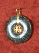 Jade hanger met verguld Fu-teken.(福)