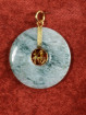 Jade hanger met verguld Fu-teken.(福)