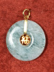 Jade hanger met verguld Fu-teken.(福)