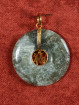 Jade hanger met verguld Fu-teken.(福)