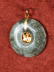 Jade hanger met verguld Fu-teken.(福)