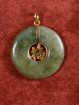 Jade hanger met verguld Fu-teken.(福)