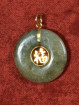 Jade hanger met verguld Fu-teken.(福)