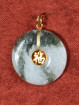 Jade hanger met verguld Fu-teken.(福)