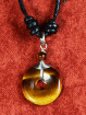Tijgeroog pi-schijf hanger met zilverdraad en leren koord