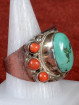 Tibetaanse ring met turkoois en koraal edelsteentjes