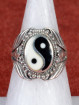 Zilveren ring met yin yang symbool en filigraan details