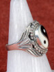 Zilveren ring met yin yang symbool en filigraan details