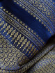 Traditionele Thaise satijnen omslagrok met gouddraad. donkerblauw