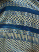 Traditionele Thaise satijnen omslagrok met gouddraad. Azuurblauw