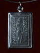 Phra Sing Pon Yue Dam amulet met Boeddha