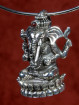 Zilveren hanger van vier armige Ganesha met edelsteentje