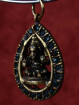 Bronzen hanger van vier armige Ganesha, met groene zirkoontjes