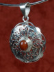 Zeer fraai opengewerkte hanger met een vatting van jaspis