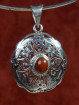 Zeer fraai opengewerkte hanger met een vatting van jaspis