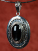 Zeer fraai bewerkte hanger met een vatting van obsediaan