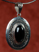 Zeer fraai bewerkte hanger met een vatting van obsediaan