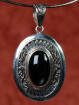 Zeer fraai bewerkte hanger met een vatting van obsediaan